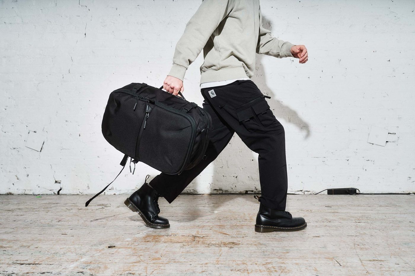 Aer travel pack 3 on person while walking