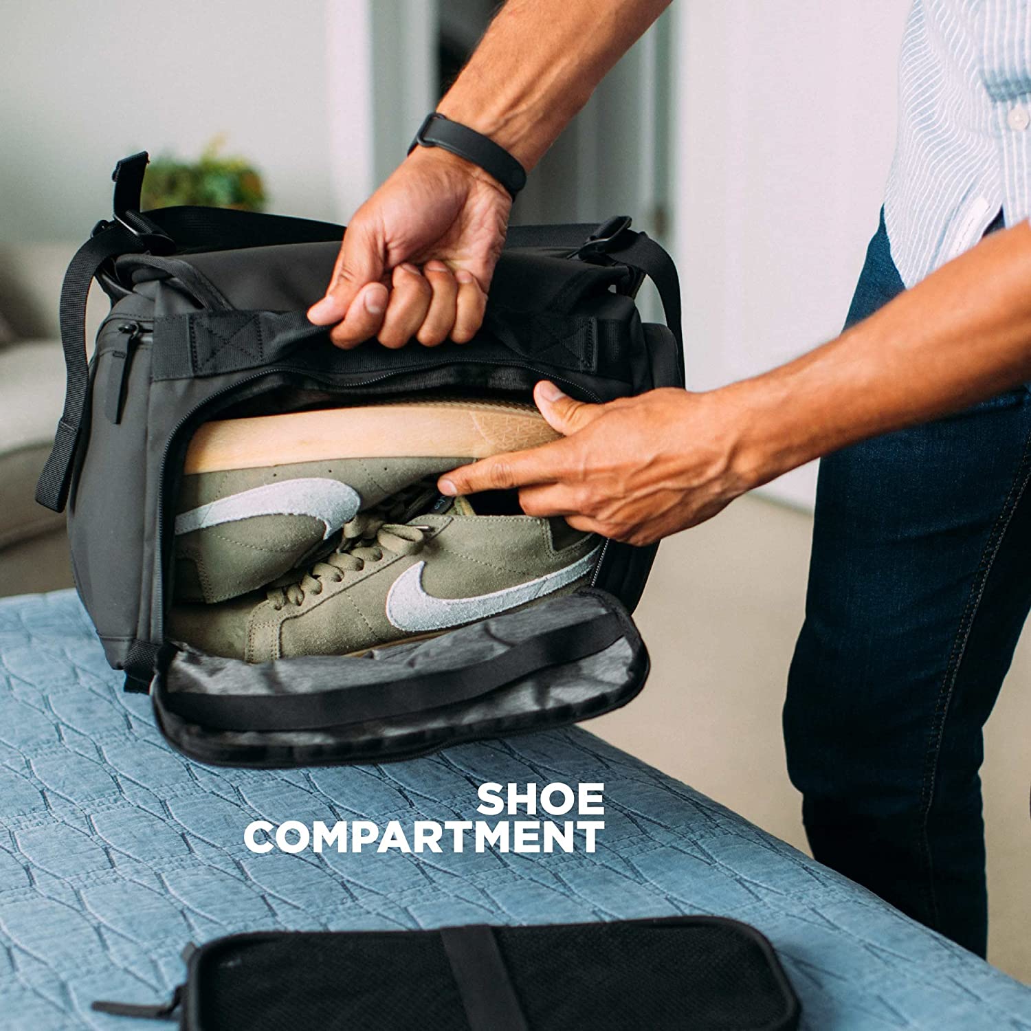 Nomatic travel bag shoe compartment